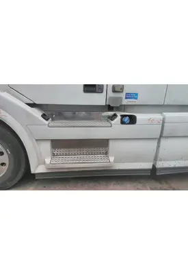 VOLVO VNL CAB SKIRT/SIDE FAIRING