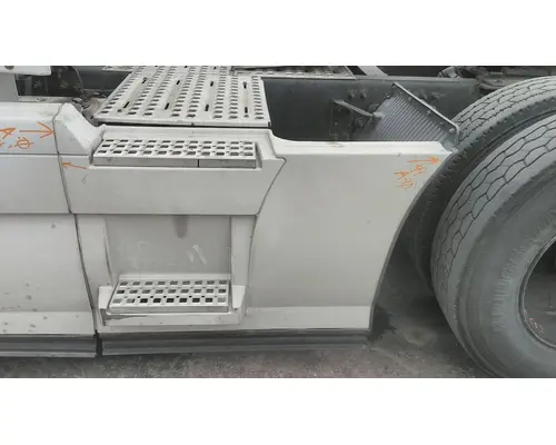 VOLVO VNL CAB SKIRTSIDE FAIRING