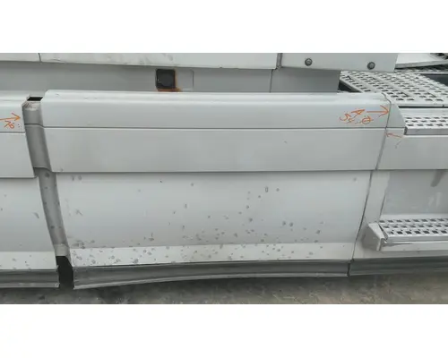 VOLVO VNL CAB SKIRTSIDE FAIRING