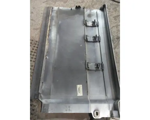VOLVO VNL CAB SKIRTSIDE FAIRING