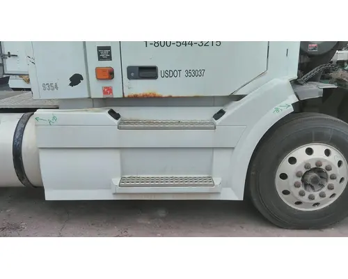 VOLVO VNL CAB SKIRTSIDE FAIRING