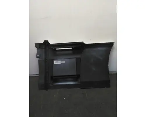 VOLVO VNL CAB SKIRTSIDE FAIRING