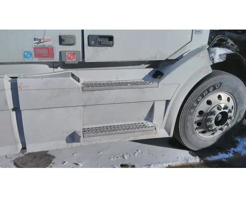 VOLVO VNL CAB SKIRTSIDE FAIRING
