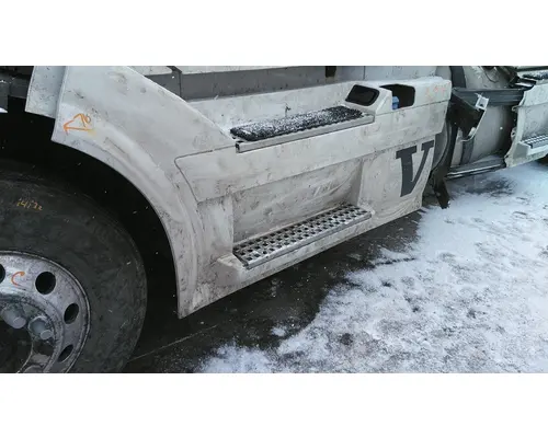 VOLVO VNL CAB SKIRTSIDE FAIRING