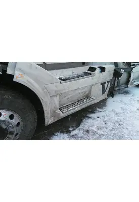 VOLVO VNL CAB SKIRT/SIDE FAIRING