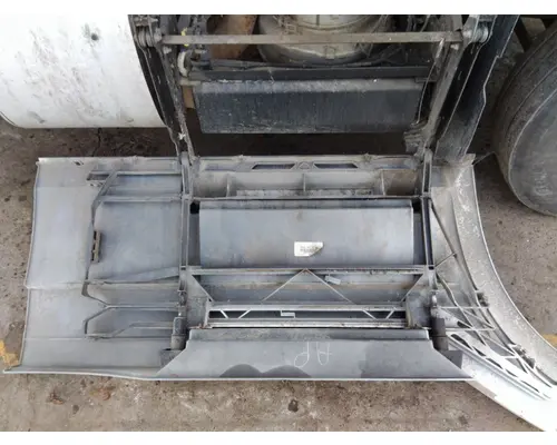 VOLVO VNL CAB SKIRTSIDE FAIRING