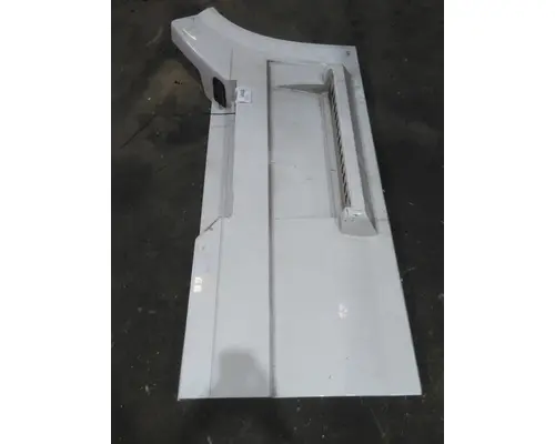 VOLVO VNL CAB SKIRTSIDE FAIRING