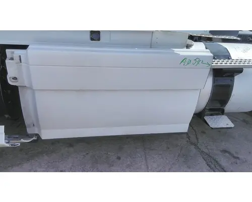 VOLVO VNL CAB SKIRTSIDE FAIRING