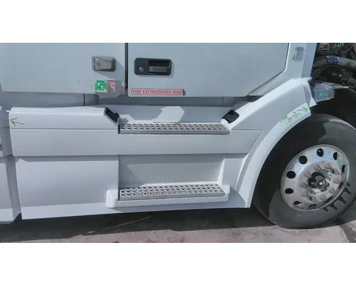 VOLVO VNL CAB SKIRTSIDE FAIRING