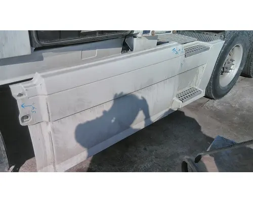 VOLVO VNL CAB SKIRTSIDE FAIRING