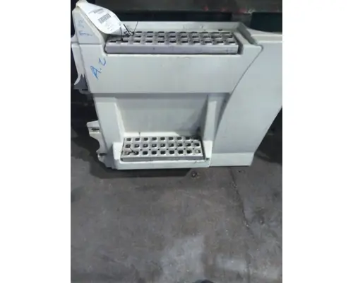 VOLVO VNL CAB SKIRTSIDE FAIRING