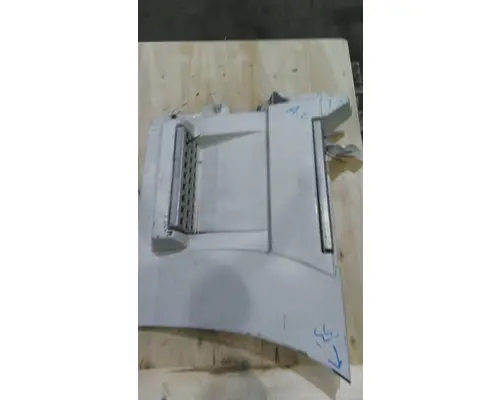 VOLVO VNL CAB SKIRTSIDE FAIRING
