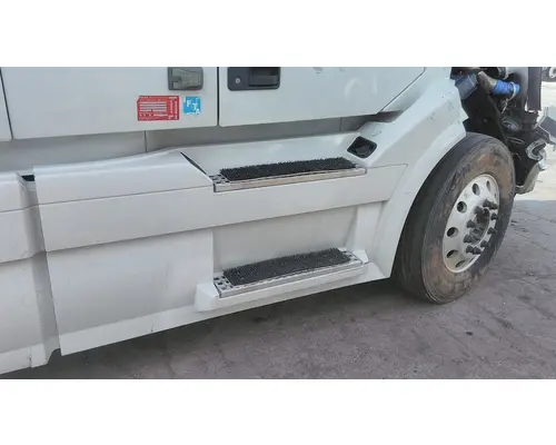 VOLVO VNL CAB SKIRTSIDE FAIRING