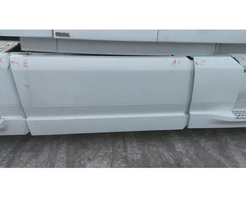 VOLVO VNL CAB SKIRTSIDE FAIRING