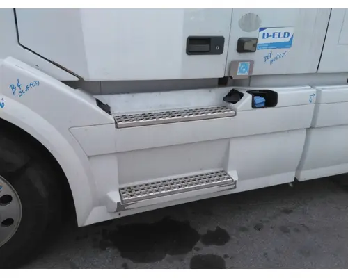 VOLVO VNL CAB SKIRTSIDE FAIRING