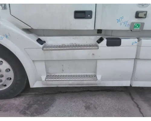 VOLVO VNL CAB SKIRTSIDE FAIRING