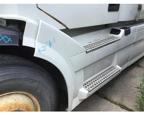VOLVO VNL CAB SKIRTSIDE FAIRING