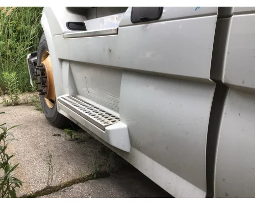 VOLVO VNL CAB SKIRTSIDE FAIRING