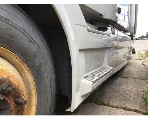 VOLVO VNL CAB SKIRTSIDE FAIRING