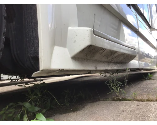 VOLVO VNL CAB SKIRTSIDE FAIRING