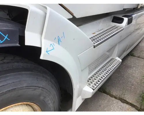VOLVO VNL CAB SKIRTSIDE FAIRING