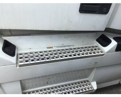 VOLVO VNL CAB SKIRTSIDE FAIRING