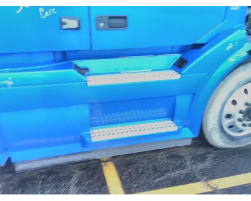 VOLVO VNL CAB SKIRTSIDE FAIRING