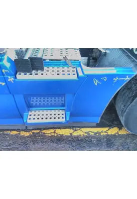 VOLVO VNL CAB SKIRT/SIDE FAIRING