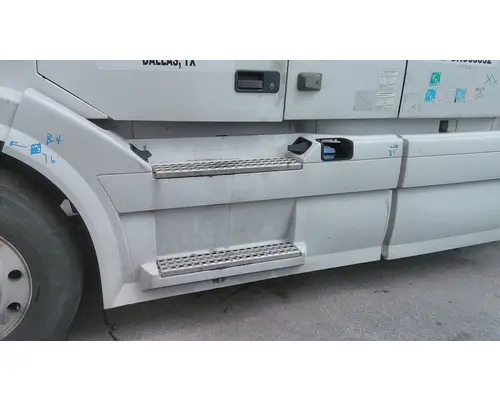 VOLVO VNL CAB SKIRTSIDE FAIRING