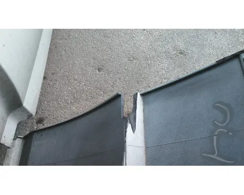VOLVO VNL CAB SKIRTSIDE FAIRING