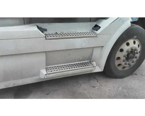 VOLVO VNL CAB SKIRTSIDE FAIRING