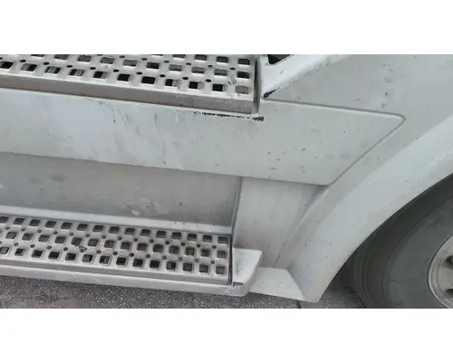 VOLVO VNL CAB SKIRTSIDE FAIRING