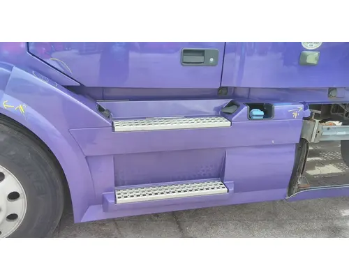 VOLVO VNL CAB SKIRTSIDE FAIRING