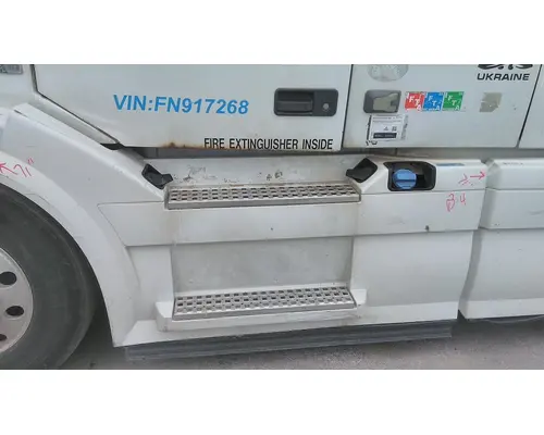 VOLVO VNL CAB SKIRTSIDE FAIRING