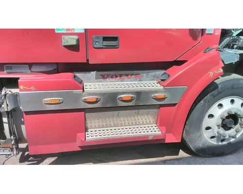 VOLVO VNL CAB SKIRTSIDE FAIRING