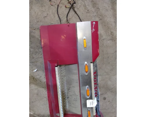 VOLVO VNL CAB SKIRTSIDE FAIRING