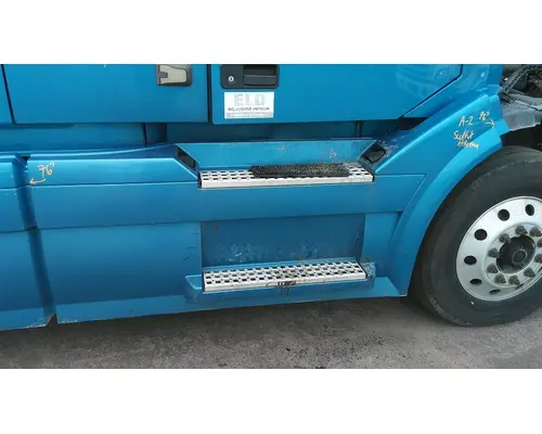 VOLVO VNL CAB SKIRTSIDE FAIRING