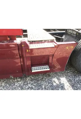 VOLVO VNL CAB SKIRT/SIDE FAIRING