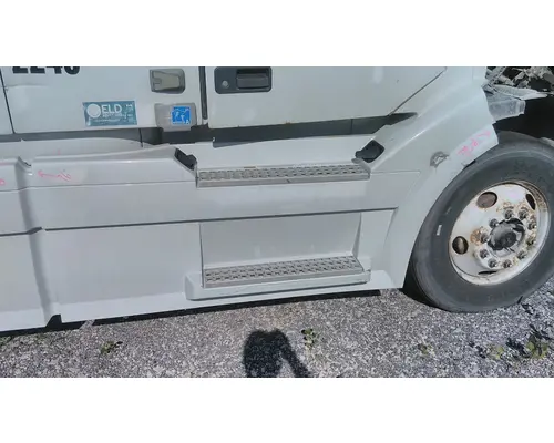 VOLVO VNL CAB SKIRTSIDE FAIRING