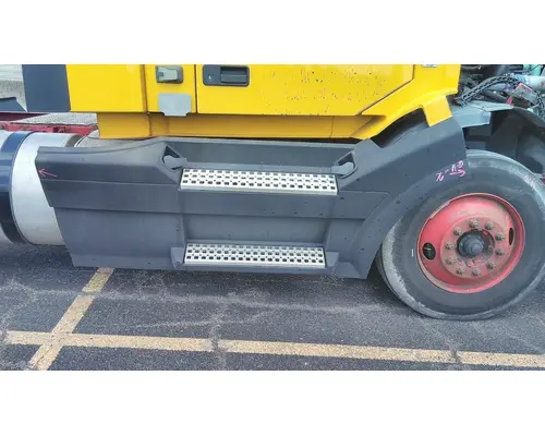 VOLVO VNL CAB SKIRTSIDE FAIRING