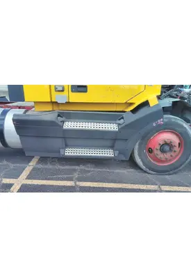 VOLVO VNL CAB SKIRT/SIDE FAIRING
