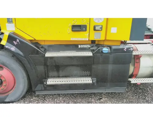 VOLVO VNL CAB SKIRTSIDE FAIRING