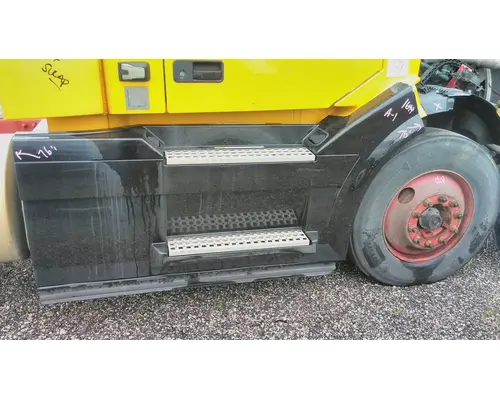 VOLVO VNL CAB SKIRTSIDE FAIRING