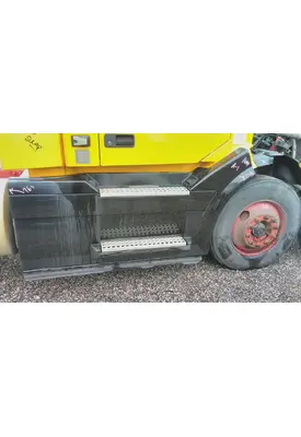VOLVO VNL CAB SKIRT/SIDE FAIRING