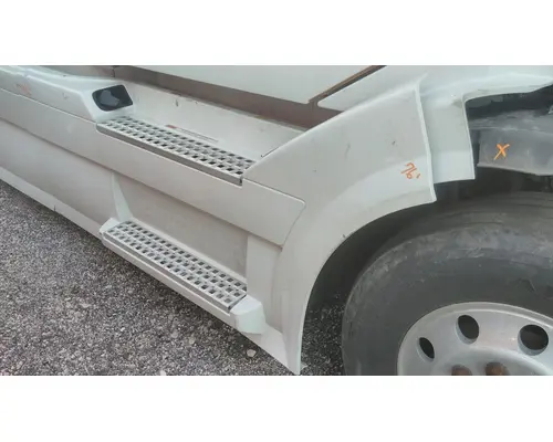 VOLVO VNL CAB SKIRTSIDE FAIRING