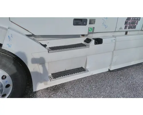 VOLVO VNL CAB SKIRTSIDE FAIRING