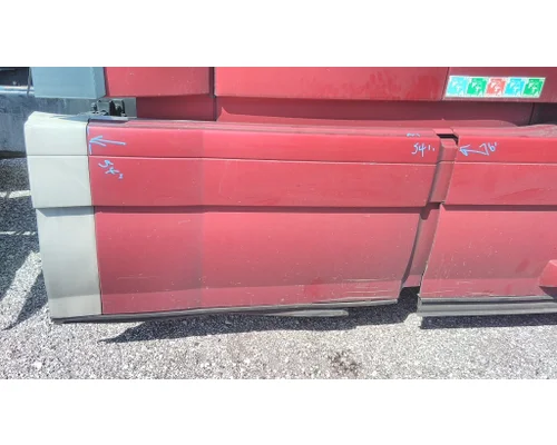 VOLVO VNL CAB SKIRTSIDE FAIRING