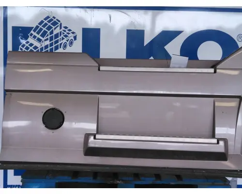 VOLVO VNL CAB SKIRTSIDE FAIRING