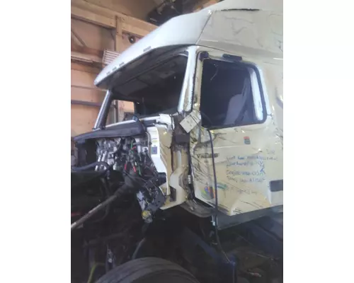 VOLVO VNL CAB