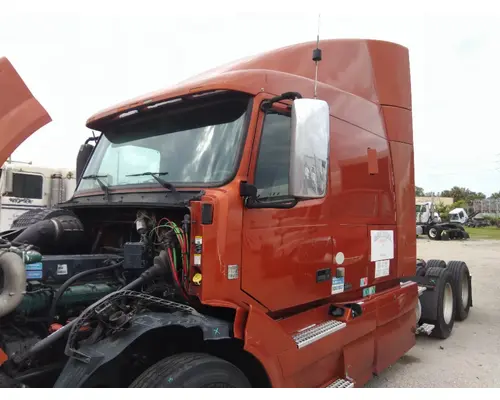 VOLVO VNL CAB